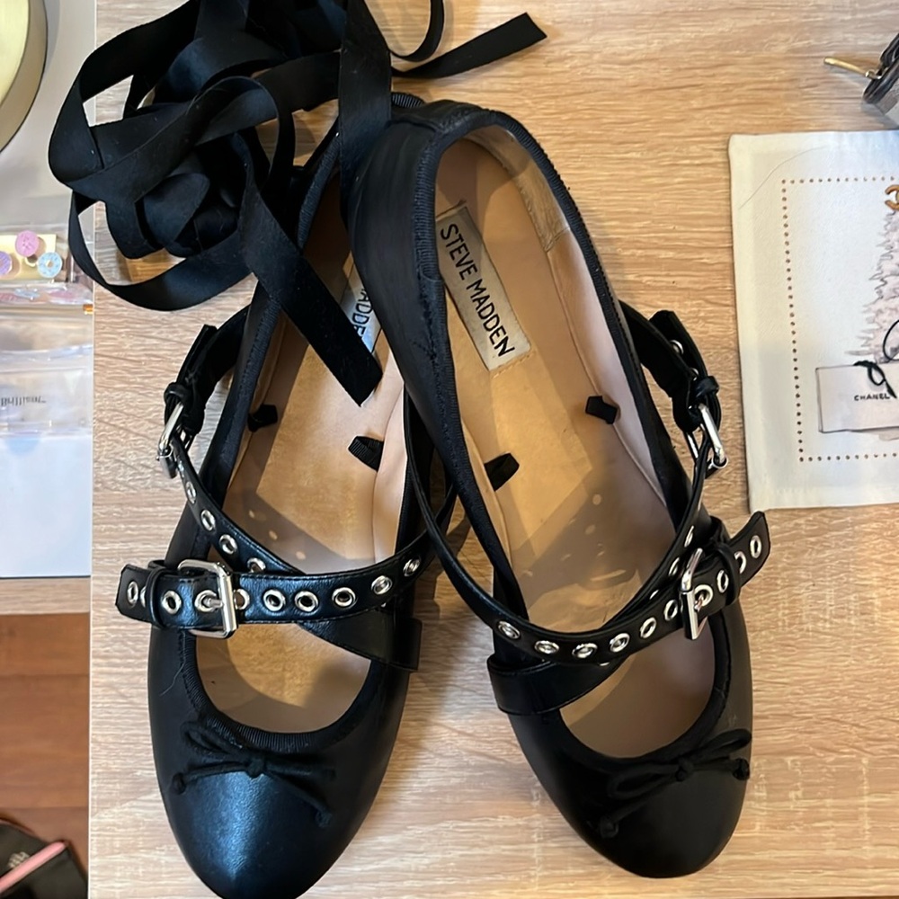 Steve Madden flat ballerina size 11 with ribbons
Excellent condition